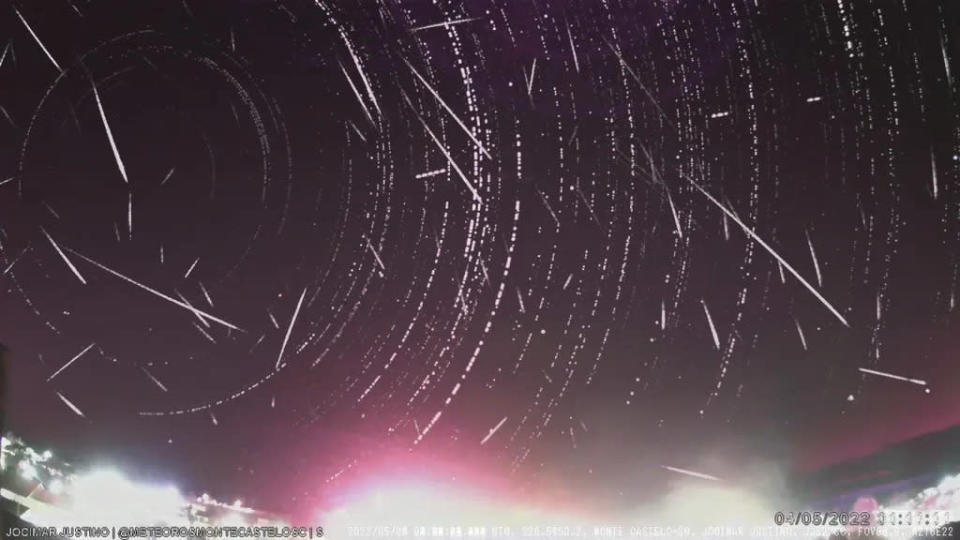 Longa exposição mostra os meteoros da chuva Eta Aquáridas registrados em Monte Castelo, SC. Os rastros circulares são estrelas (Imagem: Jocimar Justino de Souza)
