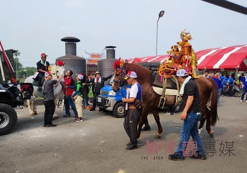 在隆重燃放起馬炮儀式後，鐘鼓齊鳴恭請關聖帝君神轎起駕，結合傳統真人藝閣花燈車、吉普車，各式各樣陣頭隊伍，超過千人信眾義工，展開夜巡活動，沿途民眾熱烈歡迎。遶境隊伍來到甘蔗崙朝傳宮，將於晚上6時重頭戲登場，來自各地108位善男信女，同時點燃108支火把，每人手持支熊熊火把遶境場面十分壯觀。途中經過安霞宮，隨後在大林消防分隊停留30分鐘，後來到朝聖宮，遶境隊伍預計晚上九點抵達返回聖賢宮。