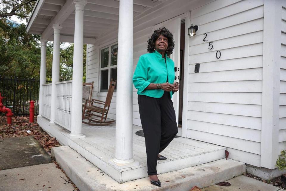 La Dra. Dorothy Jenkins Fields, fundadora de los Archivos Negros, es fotografiada en la histórica casa Dana A. Dorsey, en el barrio de Overtown de Miami, el miércoles 9 de febrero de 2022. La Dra. Fields y otros mantienen vivo el legado de Dorsey para las generaciones futuras.