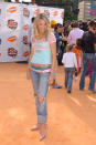 La actriz estaba irreconocible durante los Kids Choice Awards 2005, donde optó por unos vaqueros rotos, una camiseta difícil de olvidar y accesorios de charol. (Foto: SGranitz / Getty Images)