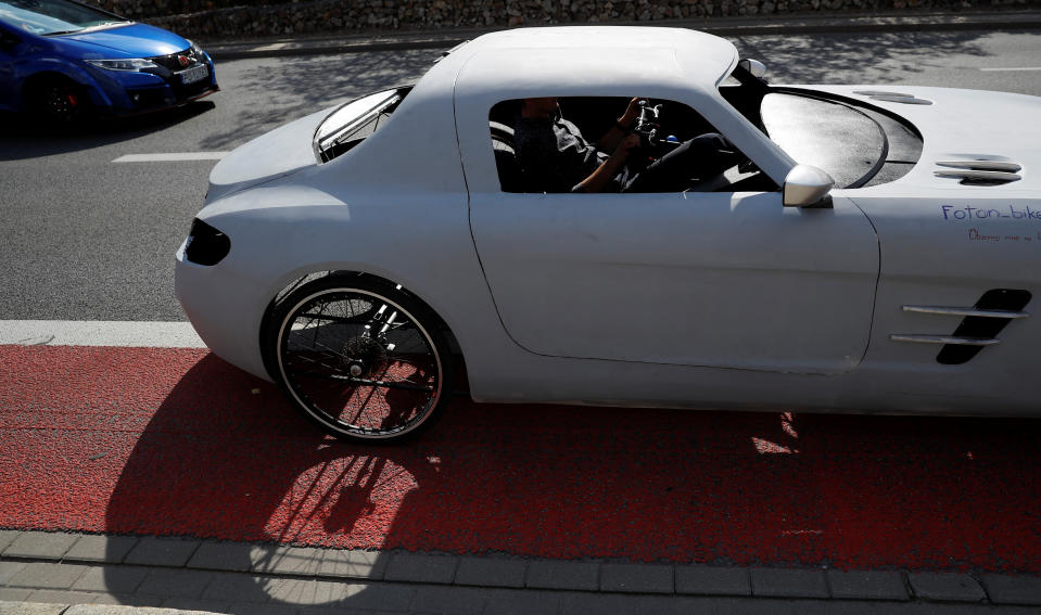 Sin embargo, hay un detalle que muestra la verdadera naturaleza del vehículo y son los neumáticos. No son de coche, sino de bicicleta.<br><br>Foto: REUTERS/Kacper Pempel