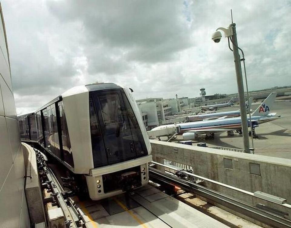 Miami International Airport shut down Skytrain service in September 2023 after inspectors found cracks under the tracks. It serviced four stations in the mile-long Concourse D, home to American Airlines. PATRICK FARRELL /Archivo del Miami Herald