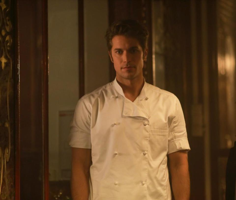 盧卡斯巴禾在《艾蜜莉在巴黎》飾演法國大廚，瞬間成為粉絲心目中的天菜大廚。（Netflix提供）