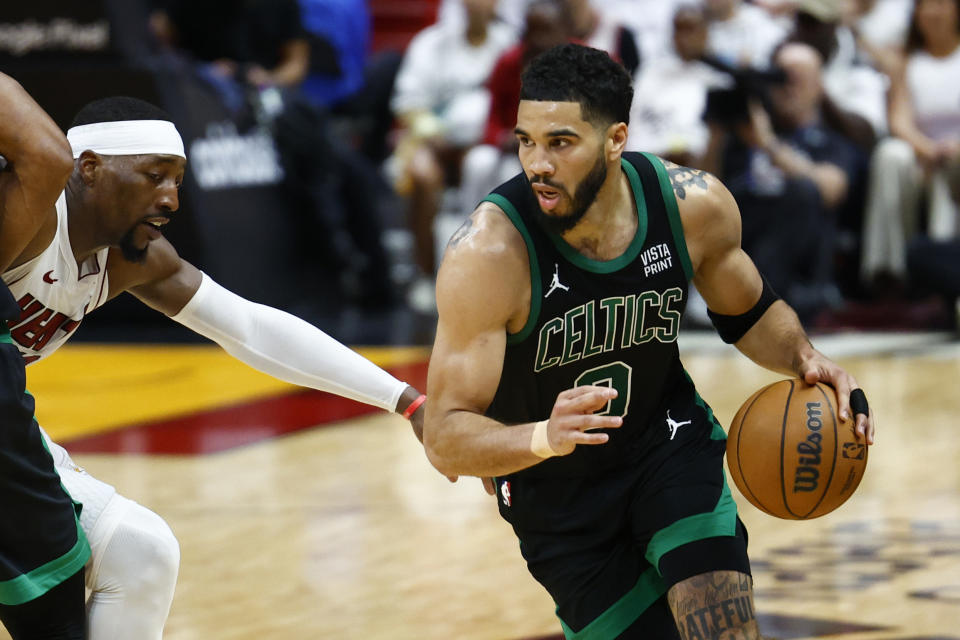 Miami, FL - 27 de abril: Jayson Tatum, atacante do Boston Celtics, dribla no segundo quarto.  (Foto de Danielle Parhizkaran/The Boston Globe via Getty Images)