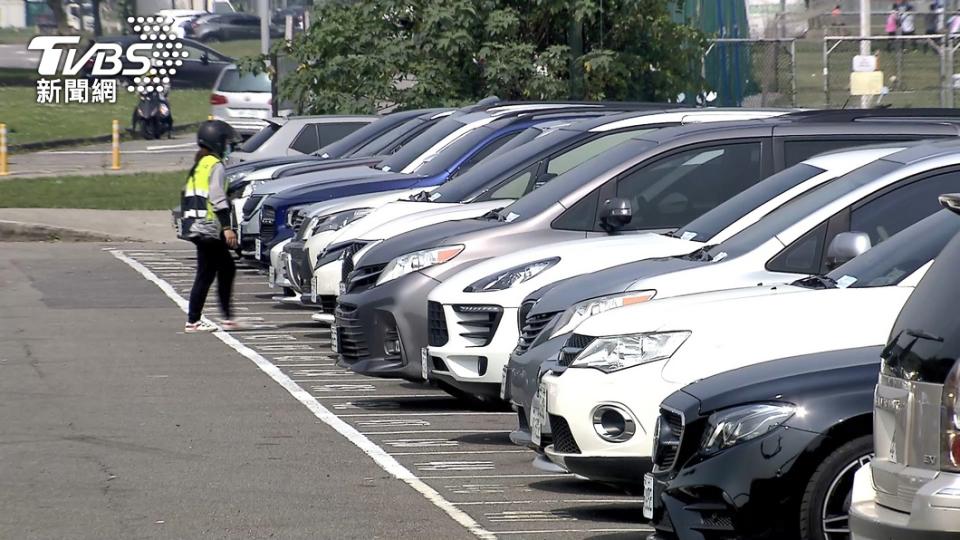 若是沒停車位有些車主就會停在戶外停車格或是租戶外停車場。（示意圖／TVBS資料畫面）