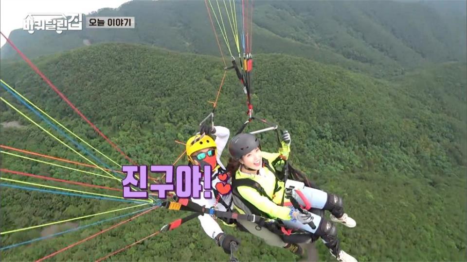 0724 IU在《帶輪子的家》挑戰飛行傘，體驗飛翔在空中的感動。（圖：friDay影音提供）