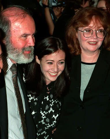 <p>David Keeler/Online USA, Inc./Getty</p> Shannen Doherty with her parents at the premiere of her new movie, "Mallrats," in October 1995.