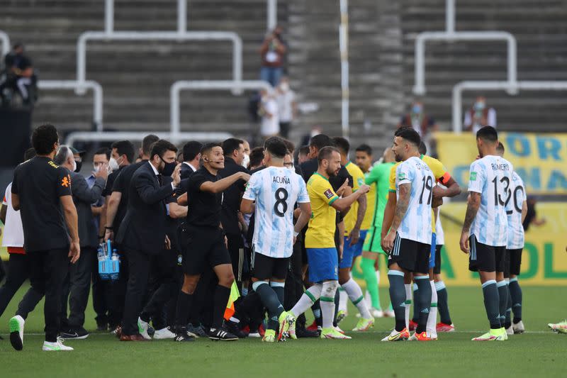 Foto del domingo de los futbolistas de Argentina y Brasil al momento de la interrupción del encuentro por la eliminatoria sudamericana