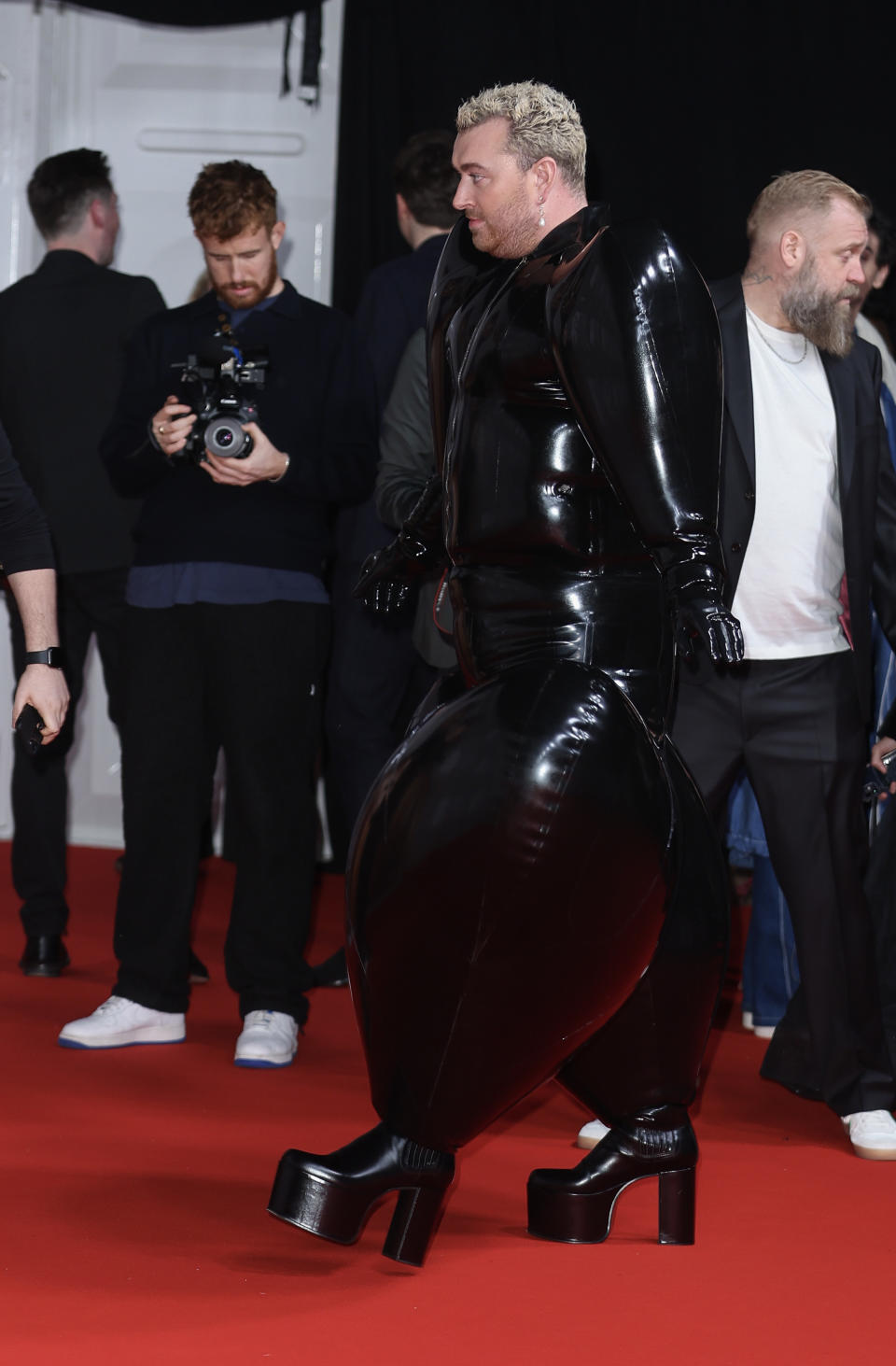 sam wearing the heels on the red carpet