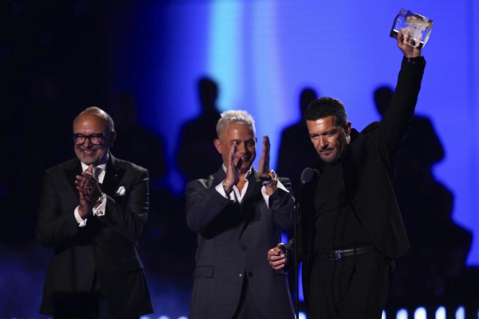 Manuel Abud y Alejandro Sanz junto a Antonio Banderas.