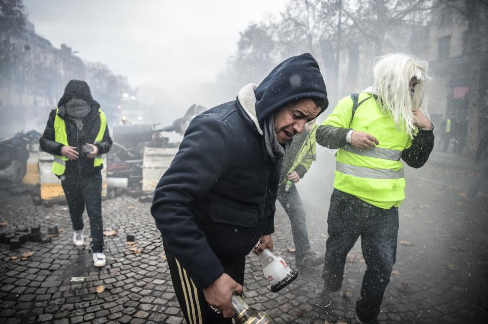 Antigovernment protesters clash with police in Paris