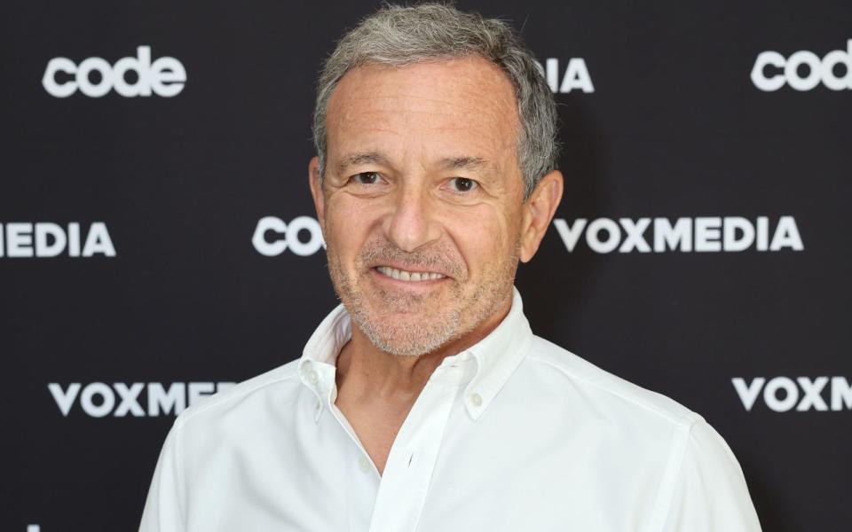 Disney-CEO Bob Iger gab vor Investoren nicht nur die Fortsetzung der populären Filmreihen bekannt, sondern kündigte auch einen Stellenabbau bei Disney an. (Bild: Randy Shropshire/Getty Images for Vox Media)