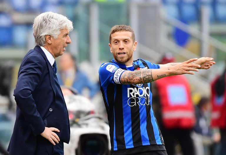 El técnico Gian Piero Gasperini y Papu Gómez en los tiempos de Atalanta; todo comenzó en diferencias tácticas y luego el tema involucró a los dueños de la institución de Bérgamo