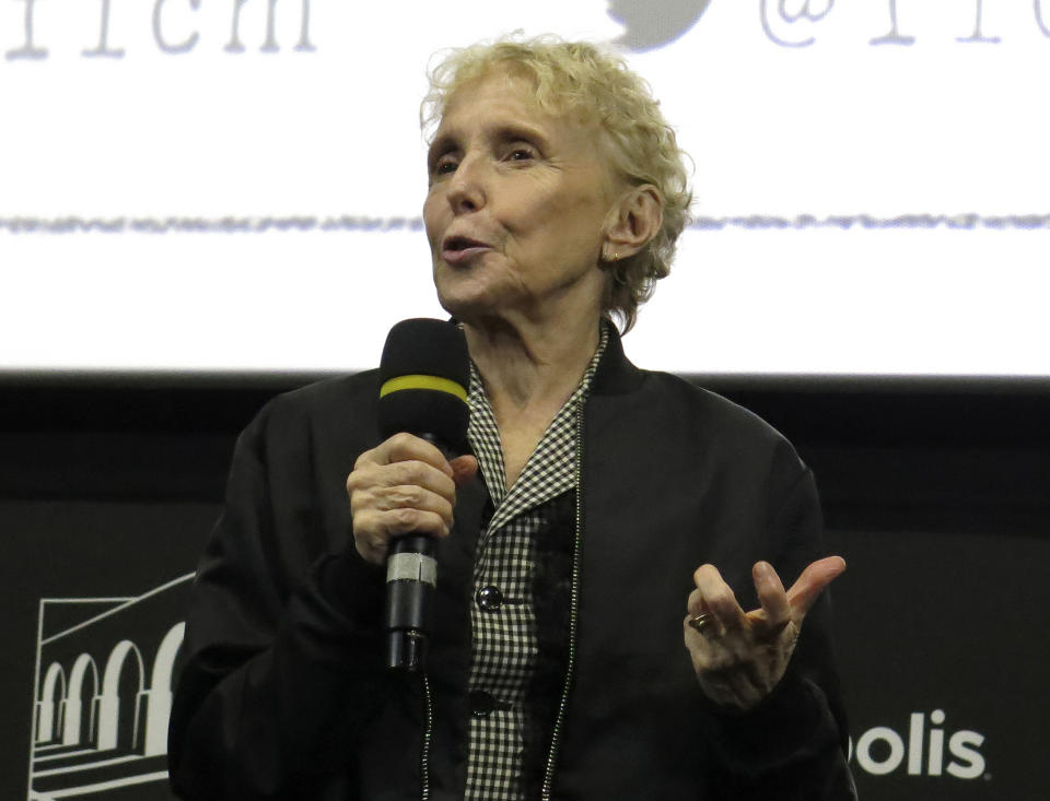 La cineasta francesa Claire Denis habla en el Festival Internacional de Cine de Morelia en Morelia, México, el 24 de octubre de 2022. (Foto AP/Berenice Bautista)