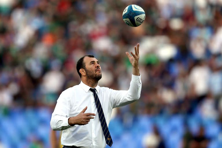 Michael Cheika y la ovalada, un símbolo de su pasión por el rugby; el coach australiano de los Pumas se siente a gusto en Argentina