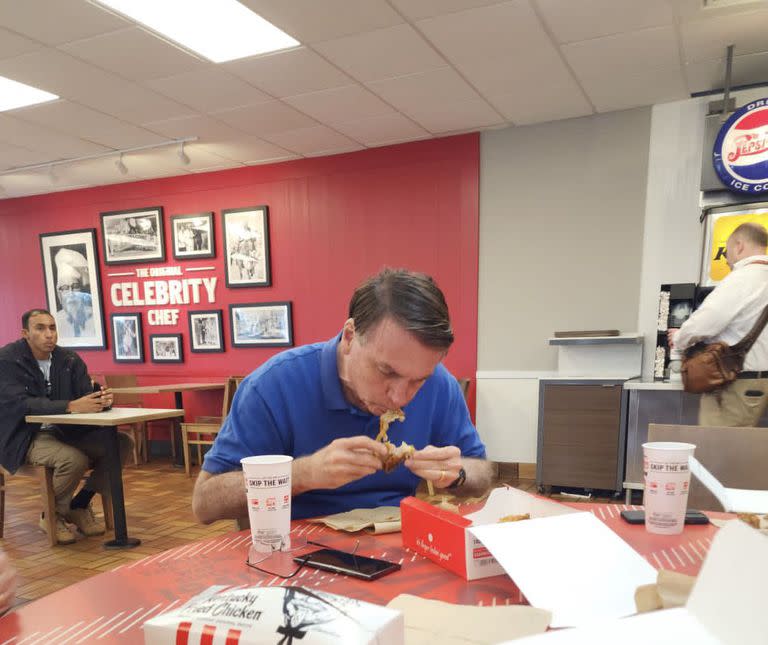 Bolsonaro fue fotografiado comiendo pollo frito en KFC en Orlando