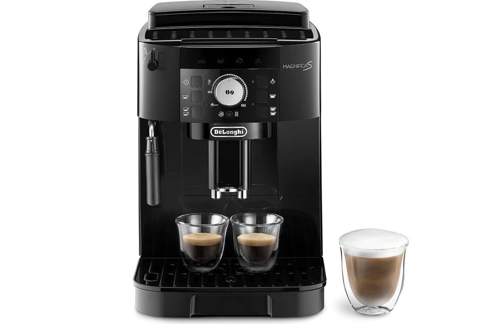 Per Knopfdruck liefert dir der Kaffeevollautomat leckere Heißgetränke in Sekundenschnelle - so soll es sein (Bild: Amazon).