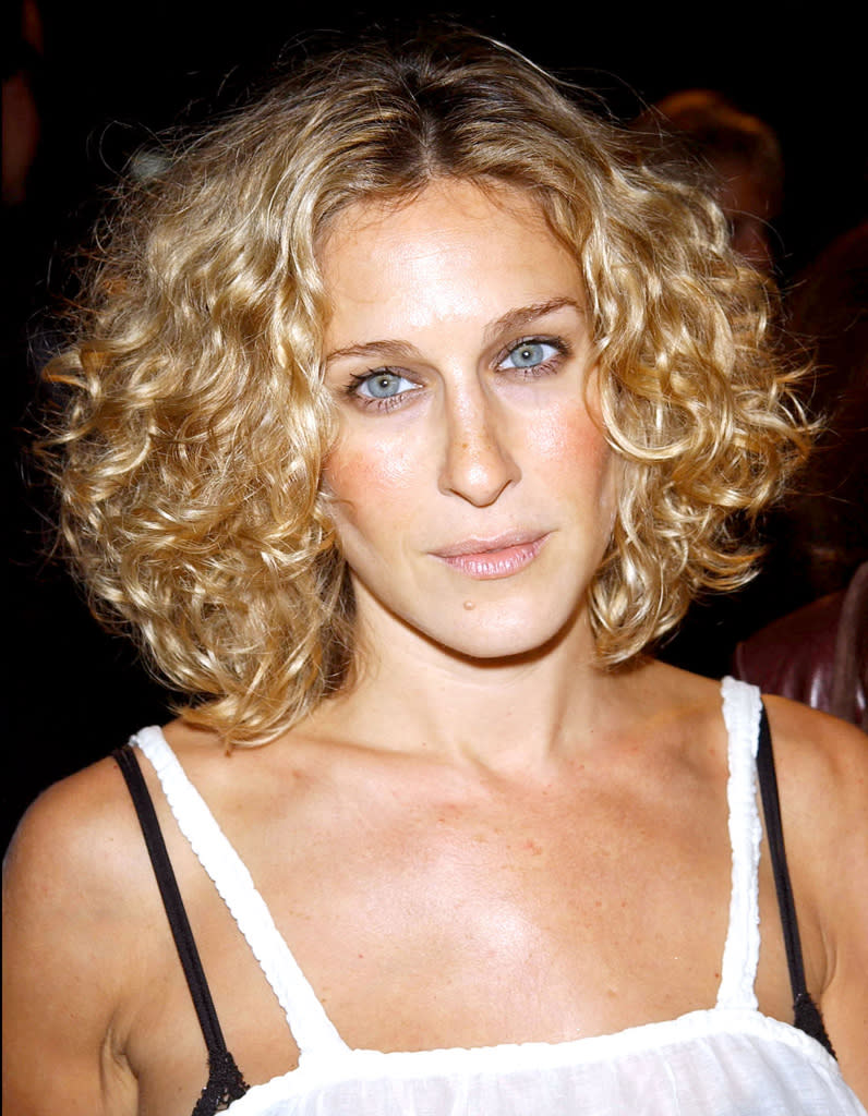 Sarah Jessica Parker blonde avec un carré court cheveux frisés en septembre 2002