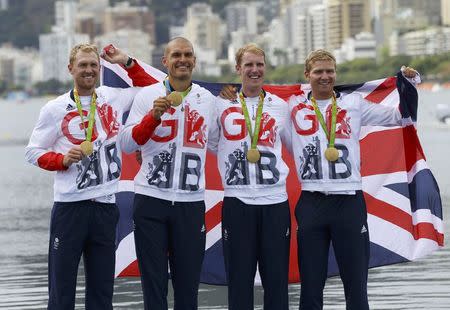 Alex Gregory, en el extremo izquierdo, celebra su medalla de Oro en los Juegos Olímpicos de Río de Janeiro, en la prueba de remo cuádruple sin timonel. REUTERS