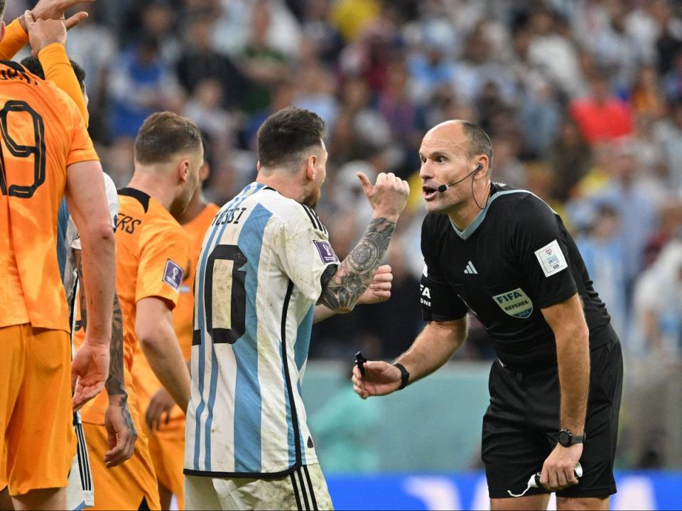 Argentina's forward #10 Lionel Messi argues with Spanish referee Antonio Mateu Lahoz (AFP via Getty Images)