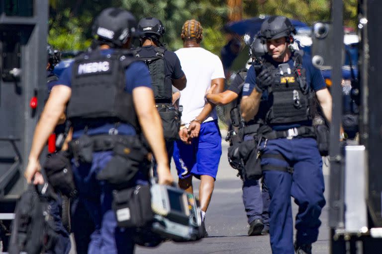 Fuerzas policiales se acercaron al lugar para contener la situación y luego se llevaron a un hombre detenido