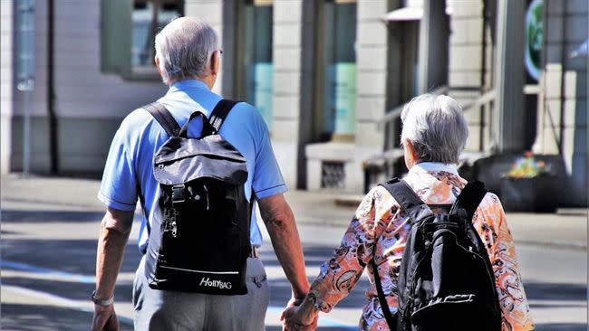 AIA友邦人壽提出對未來退休生活產生嚴重影響的4大問題，要提醒民眾小心「滿手健康險，但醫療保障卻不足」。（示意圖／翻攝自Pixabay）