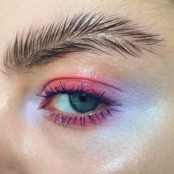 <p><a rel="nofollow" href="https://uk.style.yahoo.com/feather-brows-latest-bizarre-instagram-beauty-trend-085554985.html" data-ylk="slk:Les sourcils en plume;elm:context_link;itc:0;sec:content-canvas;outcm:mb_qualified_link;_E:mb_qualified_link;ct:story;" class="link  yahoo-link">Les sourcils en plume </a>ont fait leur apparition en Avril, et il faut avouer qu’au départ, ils ont su attirer notre attention, mais tout de même pas au point de nous imaginer sortant comme ça… <em>[Photo : Instagram]</em> </p>