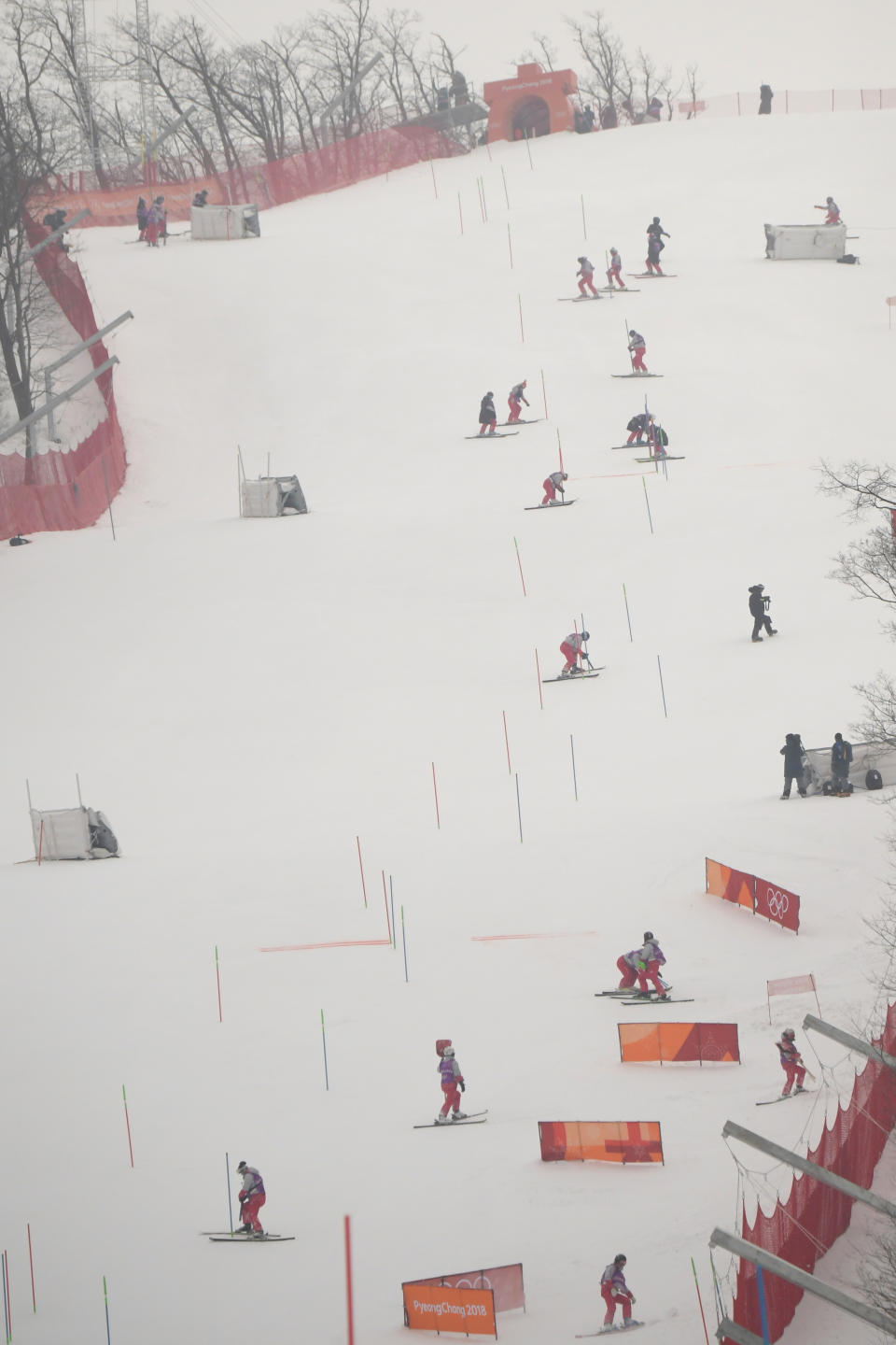 <p>La piste du slalom en train d’être dégagée. En raison des vents violents, le slalom féminin a été annulé. (Photo AFP) </p>