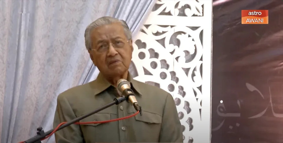 Tiến sĩ Mahathir Mohamad có bài phát biểu với tiêu đề Melayu dan Kelangsungan Bangsa (Người Mã Lai và sự liên tục của quốc gia) tại sự kiện Aku Melayu: Survival Bermula (Tôi là người Mã Lai: Sự sống còn bắt đầu) vào Chủ nhật ngày 19 tháng 6 năm 2022. Sự kiện được tổ chức bởi Kongres Survival Melayu (Quốc hội cho Malay Survival), một nhóm gồm một số tổ chức phi chính phủ.  (ẢNH: YOUTUBE SCREENCAP / ASTRO AWANI)