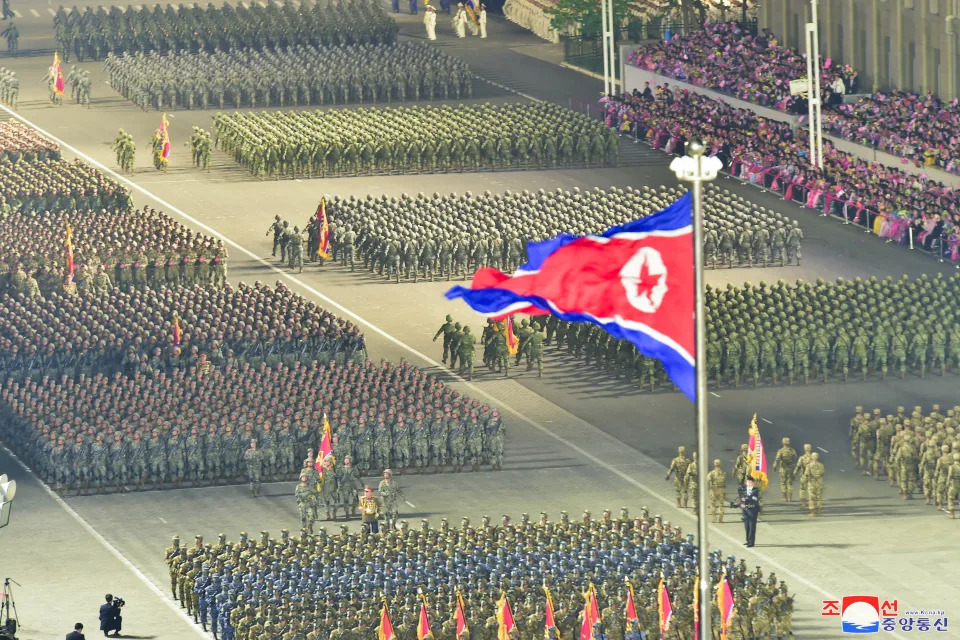 Kim Jong-un supervis&#xf3; un enorme desfile militar en el que se exhibieron misiles bal&#xed;sticos intercontinentales (ICBM, por sus siglas en ingl&#xe9;s) y otras armas, (KCNA via REUTERS)