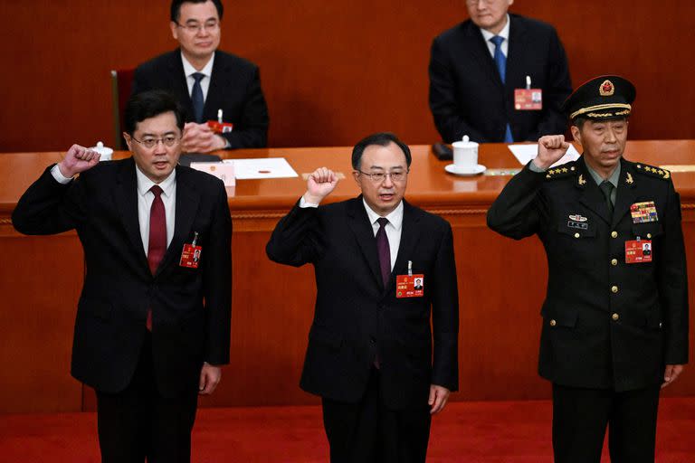 Los recién elegidos consejeros de Estado chino, Qin Gang y Li Shangfu, durante la quinta sesión plenaria del Congreso Nacional del Pueblo (NPC) en el Gran Salón del Pueblo en Pekín el 12 de marzo de 2023. 