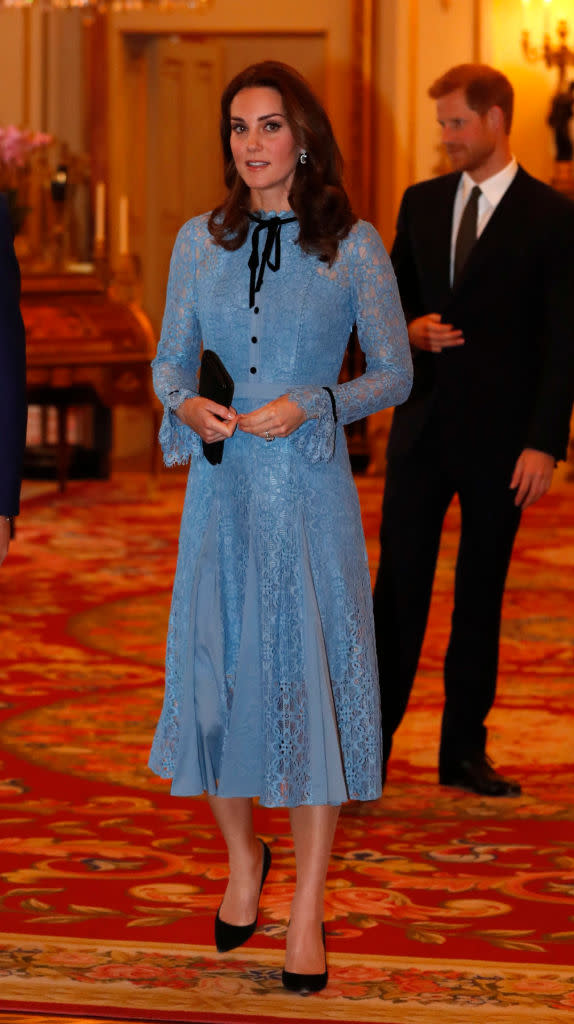 <p>Am 10. Oktober hatte Kate ihren ersten öffentlichen Auftritt im Buckingham Palace, nachdem bekannt geworden war, dass sie zum dritten Mal schwanger ist.<br> Sie entschied sich für ein blaues Spitzenkleid von Temperley London, das als „Eclipse“ Kleid bekannt ist.<em> [Bild: Getty]</em> </p>
