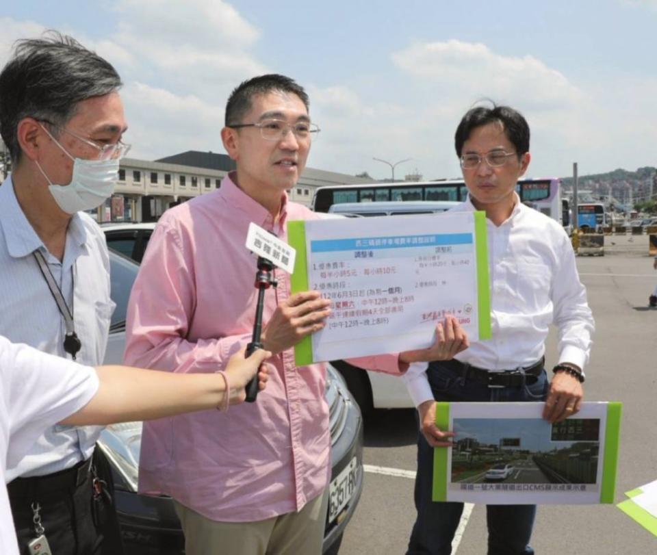 謝國樑也特別透過直播親自駕車，宣導車輛從國道一號大業隧道出口沿西岸高架橋前往中山二路三十六巷的西三碼頭停車場。(基隆市政府提供)