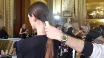 <p>Chez Stella McCartney, on dégage les cheveux en arrière. On veut voir les expressions de visage, les regards déterminés des modèles qui défilent sur les balcons de l’Opéra Garnier. Des queues-de-cheval basses ont donc été demandées pour les jeunes femmes aux cheveux longs. Pour ce faire, les coiffeurs sécurisent la chevelure à l’aide d’un élastique noir serré, puis de papier enroulé avec une barrette. Le résultat est droit, lisse et impeccablement peigné. L’exigence britannique dans toute sa splendeur.</p><br><br><a href="https://www.elle.fr/Beaute/News-beaute/Manucure/Dans-le-backstage-du-defile-Stella-McCartney-automne-hiver-2020-2021#xtor=AL-541" rel="nofollow noopener" target="_blank" data-ylk="slk:Voir la suite des photos sur ELLE.fr;elm:context_link;itc:0;sec:content-canvas" class="link ">Voir la suite des photos sur ELLE.fr</a><br><h3> A lire aussi </h3><ul><li><a href="https://www.elle.fr/Beaute/News-beaute/Cheveux/ELLEsinfiltre-dans-les-backstages-du-defile-Mugler-automne-hiver-2020-2021-3858016#xtor=AL-541" rel="nofollow noopener" target="_blank" data-ylk="slk:#ELLEsinfiltre… dans les backstages du défilé Mugler automne-hiver 2020/2021;elm:context_link;itc:0;sec:content-canvas" class="link ">#ELLEsinfiltre… dans les backstages du défilé Mugler automne-hiver 2020/2021</a></li><li><a href="https://www.elle.fr/Beaute/News-beaute/Make-up/ELLEsinfiltre-dans-le-backstage-du-defile-Koche-automne-hiver-2020-2021-3857072#xtor=AL-541" rel="nofollow noopener" target="_blank" data-ylk="slk:#ELLEsinfiltre dans le backstage du défilé Koché automne-hiver 2020/2021;elm:context_link;itc:0;sec:content-canvas" class="link ">#ELLEsinfiltre dans le backstage du défilé Koché automne-hiver 2020/2021</a></li><li><a href="https://www.elle.fr/Beaute/News-beaute/Make-up/ELLEsinfiltre-dans-le-backstage-du-show-Intimissimi-a-Verone-3825005#xtor=AL-541" rel="nofollow noopener" target="_blank" data-ylk="slk:#ELLEsinfiltre….dans le backstage du show Intimissimi à Vérone;elm:context_link;itc:0;sec:content-canvas" class="link ">#ELLEsinfiltre….dans le backstage du show Intimissimi à Vérone</a></li><li><a href="https://www.elle.fr/Beaute/News-beaute/Soins/ELLEsinfiltre-dans-le-backstage-du-defile-Altuzarra-3822011#xtor=AL-541" rel="nofollow noopener" target="_blank" data-ylk="slk:#ELLEsinfiltre… dans le backstage du défilé Altuzarra;elm:context_link;itc:0;sec:content-canvas" class="link ">#ELLEsinfiltre… dans le backstage du défilé Altuzarra</a></li><li><a href="https://www.elle.fr/Astro/Horoscope/Quotidien#xtor=AL-541" rel="nofollow noopener" target="_blank" data-ylk="slk:Consultez votre horoscope sur ELLE;elm:context_link;itc:0;sec:content-canvas" class="link ">Consultez votre horoscope sur ELLE</a></li></ul>