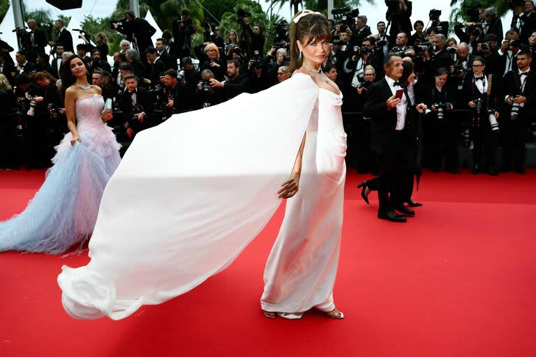 La supermodelo de los 90 Helena Christensen también dijo presente en Cannes. La celebridad danesa lució un vestido blanco con capa de gasa y escote drapeado de la colección de Vivienne Westwood. Completó el look con un moño blanco en la cabeza y joyas de Pomellato