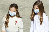 La celebración de la Fiesta Nacional en 2020 ha estado marcada por la pandemia de coronavirus. Tal como dicta la nueva normalidad, las jóvenes de 14 y 13 años llevaron mascarilla en todo momento. (Foto: Carlos Alvarez / Getty Images)