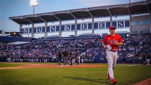 費城人總教練吉拉迪（Joe Girardi）重返洋基春訓球場。（圖／翻攝自費城人推特）