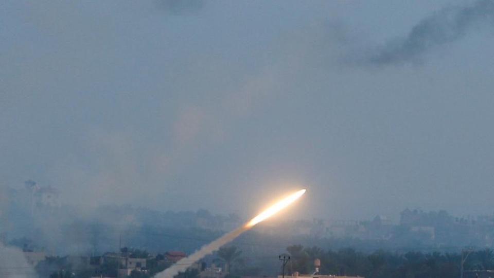 10月7日，巴勒斯坦武裝分子在加沙向以色列發射火箭彈。
