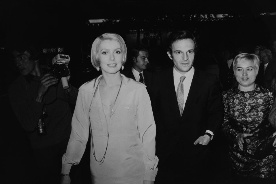 Après la publication de la biographie sur François Truffaut écrite par Serge Toubiana et Antoine de Baecque en 1996, Catherine Deneuve évoque à nouveau leur relation, de manière très brève, auprès du magazine Voir. <em>"Ç'a été une histoire très importante, très difficile, douloureuse même</em>, déclare-t-elle, avant de réaffirmer sa gêne vis-à-vis de l’ouvrage. <em>Une histoire très privée qui aurait dû le rester. Et comme ça s'est écrit à travers des lettres, c'est vraiment le viol d'une intimité. Il y a, par ailleurs, des choses très intéressantes dans ce livre, mais les journaux se sont jetés tête en avant sur l'aspect</em> ‘vie privée du séducteur du cinéma français‘. <em>Ce que je trouve extrêmement réducteur quand on pense à l'œuvre de Truffaut. Réducteur et vulgaire. Et je ne peux pas imaginer, connaissant son goût du secret, qu'il aurait été d'accord avec ça.</em>" <em>(Photo by PICOT/Gamma-Rapho via Getty Images)</em>