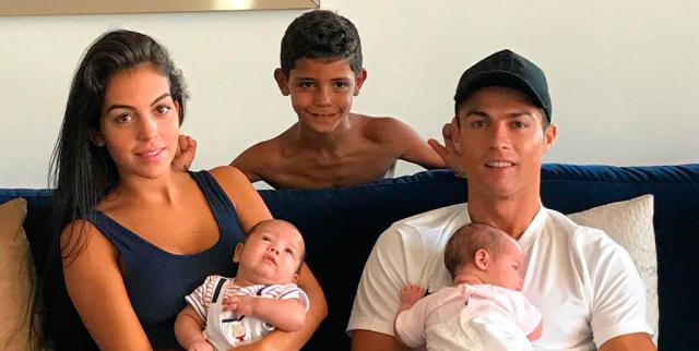 El hijo de Cristiano Ronaldo parece el clon de su papi cuando era niño;  mira estas fotos