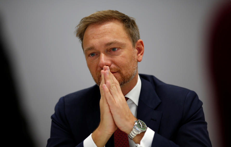 FDP-Chef Christian Lindner, hier dabei zu sehen, wie er dafür betet, seinen misslungenen Witz rückgängig machen zu können. (Bild: REUTERS/Joachim Herrmann)