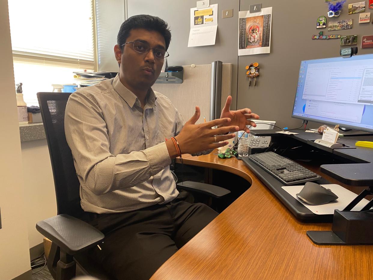 Sharan Srinivas, MU assistant professor of industrial and systems engineering and marketing, explains the artificial intelligence algorithm showing customer reviews of airlines on March 30, 2023.