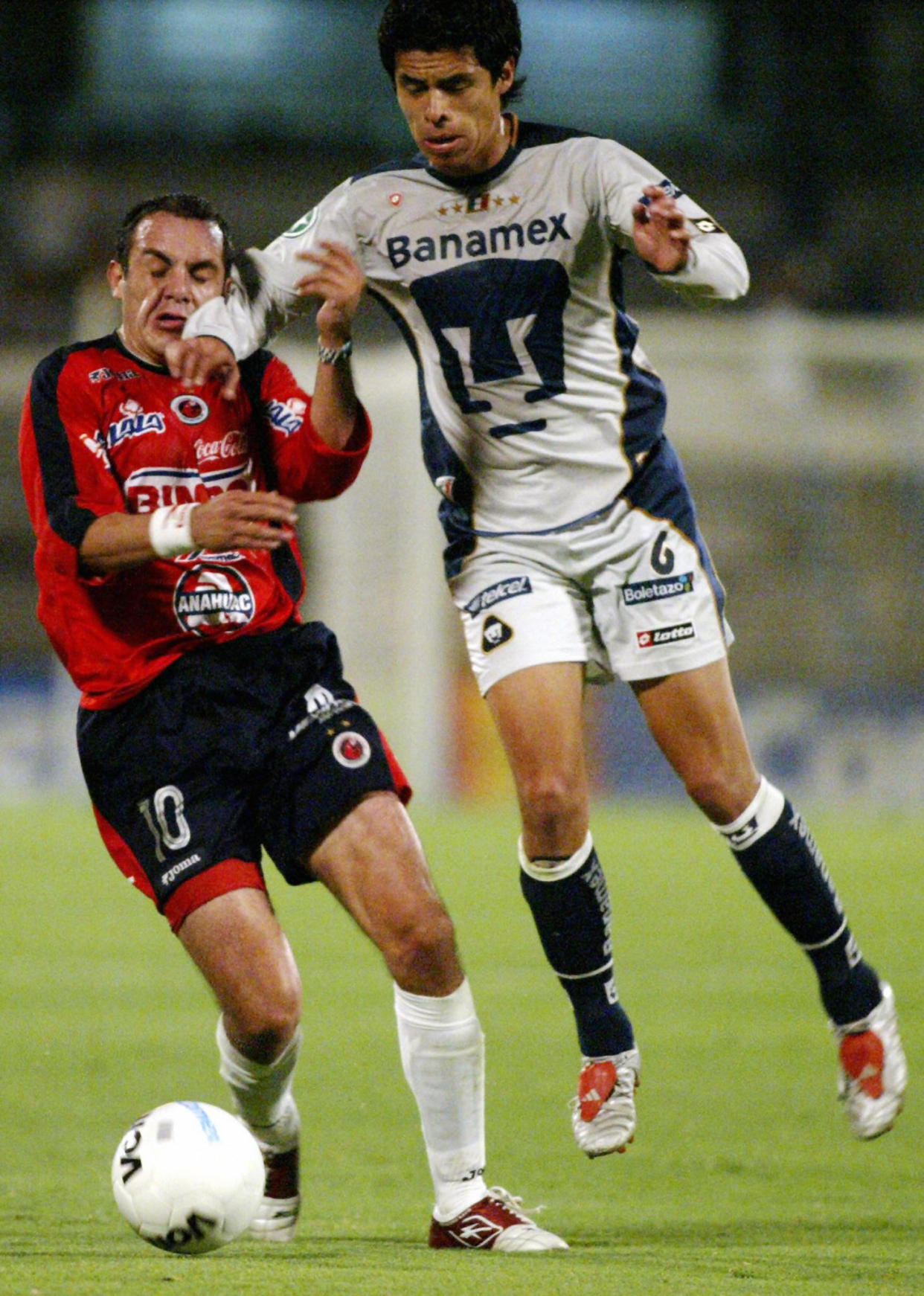 Gonzalo Pineda, a muy corta edad, se enfrentó a leyendas como Cuauhtémoc Blanco.  (Foto: JUAN BARRETO/AFP via Getty Images)