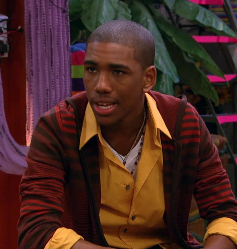 Brandon Mychal Smith as Nico talks with his "So Random" costars