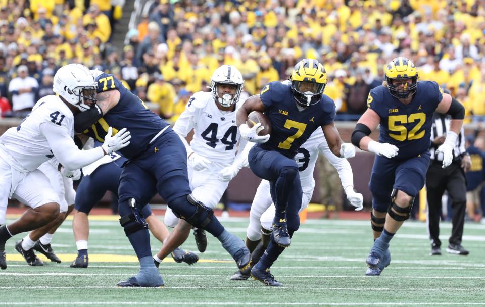 Michigan running back Donovan Edwards (7) runs against Penn State during the first half Oct. 15, 2022 at Michigan Stadium.