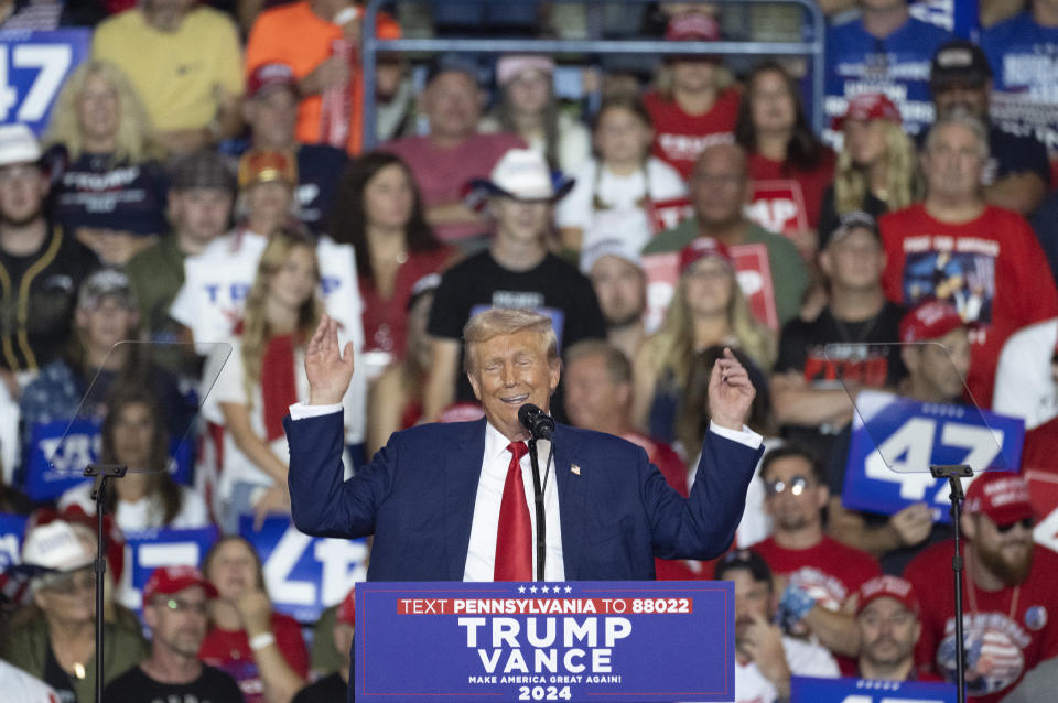 TOPSHOT – Der ehemalige US-Präsident und republikanische Präsidentschaftskandidat Donald Trump gestikuliert, während er während einer Wahlkampfkundgebung in der Mohegan Sun Arena in Wilkes-Barre, Pennsylvania, am 17. August 2024 spricht. (Foto von Jim WATSON / AFP) (Foto von JIM WATSON/AFP über Getty Images)