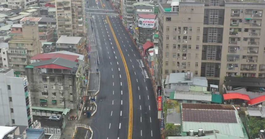柯文哲宣布重慶南路高架橋今天提早7小時通車。（圖／截自柯文哲臉書）