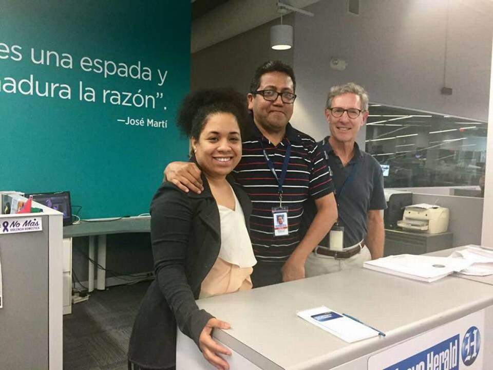 Enrique Flor (centro) con los periodistas Jay Weaver y Brenda Medina, que trabajó con él y Erika Carrillo, en la investigación ‘Condos de Pesadilla’, en la antigua redacción de el Nuevo Herald, Miami Herald en el Doral.