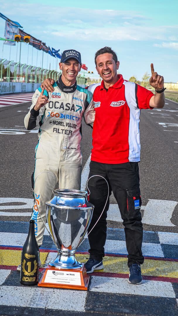 Leonel Pernía junto a Mauro García, el jefe de equipo, tras la coronación en Viedma, cuando todo era alegría.