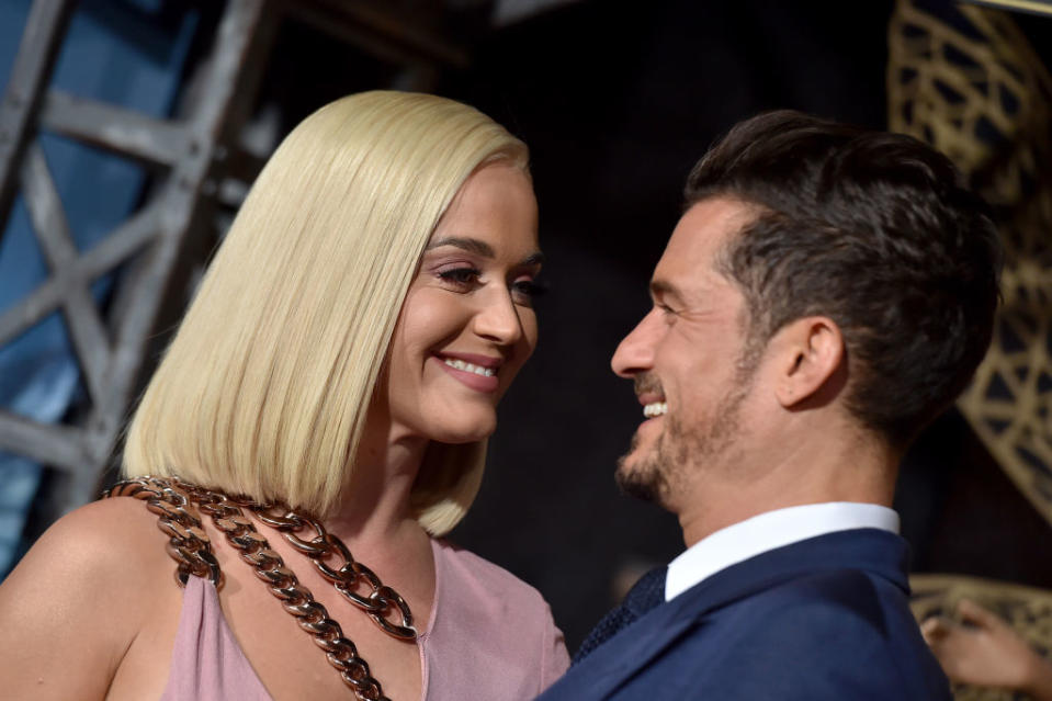 Le 7 octobre dernier, Orlando Bloom, frappé par sa ressemblance avec sa progéniture, livrait ses premières impressions en tant que père d’une petite fille à Ellen DeGeneres : "<em>Quand elle est arrivée, je me suis dit :</em> 'Oh c’est moi, c’est un mini-moi !' <em>Heureusement, elle a les magnifiques yeux bleus de sa mère, c’est parfait.</em>" L’harmonie est manifestement parfaite entre le nouveau-né et son papa, qui lui chante quotidiennement des mantras bouddhistes. "<em>Ça l’apaise, elle y est très réceptive. Je suis une sorte de 'baby whisperer'. Je gagne définitivement des points avec ça.</em>" Le voyage affectivo-spirituel de la famille Bloom-Perry ne fait que commencer… (©<em>Axelle/Bauer-Griffin/FilmMagic</em>)